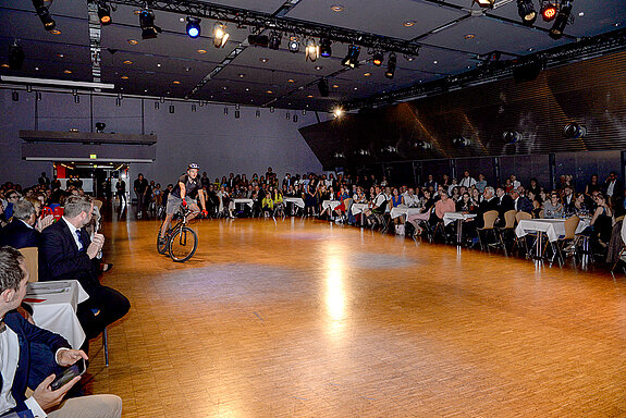 Platz genug bietet die Luitpoldhalle, um außergewöhnliche Vorführungen zu präsentieren - hier bei der Sportgala der Stadt Freising Tricks mit dem Trial-Bike. (Foto: Stadt Freising)