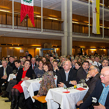 Das aufmerksame Publikum des Kulturellen Partnerschaftsabends. (Foto: Stadt Freising)