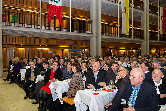 Das aufmerksame Publikum des Kulturellen Partnerschaftsabends. (Foto: Stadt Freising)