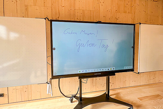 Digitale und analoge Welt vereint: Die interaktiven Boards sind zusätzlich mit Flügeln ausgestattet, auf denen in konventioneller Manier geschrieben werden kann. (Foto: Stadt Freising)