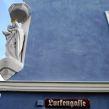 Heiligenfigur an einer Hausfassade in der Luckengasse.