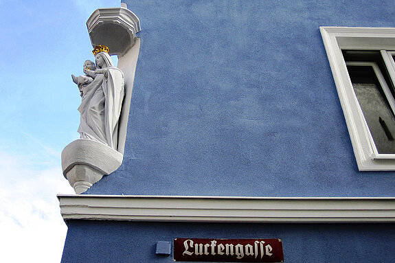 Heiligenfigur an einer Hausfassade in der Luckengasse.