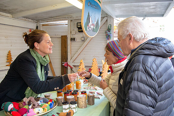 Korbiniansmarkt rund um den Roider-Jackl- Brunnen - Ulrike Steiner (links) am Verkaufsstand von Oberwölz. (Foto: Stadt Freising)