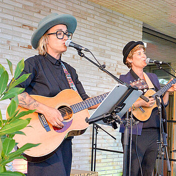 Elli & Tina - ein charismatisches Duo mit klasse Stimmen. (Foto: Stadt Freising)