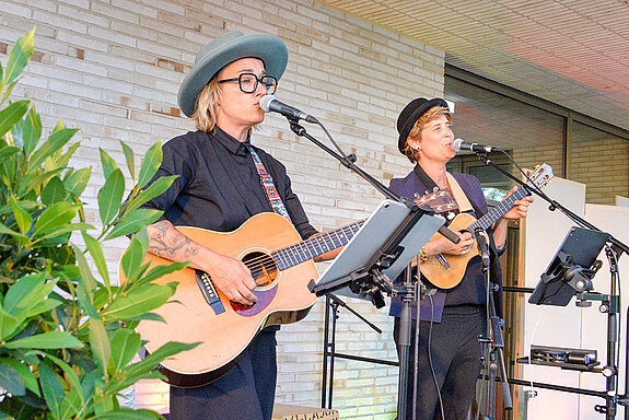 Elli & Tina - ein charismatisches Duo mit klasse Stimmen. (Foto: Stadt Freising)