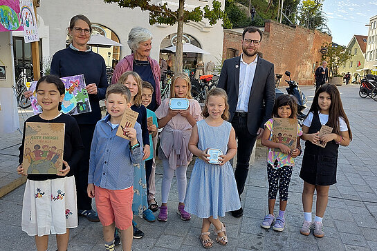 Die Gewinner*innen des Malwettbewerbs mit Susanne Höck und Monika Hobmair (Sprecherinnen Faires Forum) und Nico Heitz (Freisings Kulturreferent). Foto: Johanna Stadler Eine Gruppe Kinder mit mehreren Erwachsenen unter einem Baum