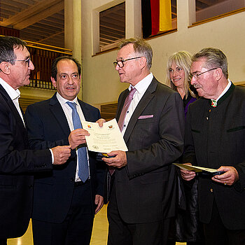 Auch der Einsatz von Hauptamtsleiter Rupert Widmann (Mitte) für die Pflege der Partnerschaft mit Arpajon wird mit der Stadtmedaille gewürdigt. (Foto: Stadt Freising)