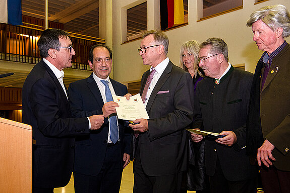 Auch der Einsatz von Hauptamtsleiter Rupert Widmann (Mitte) für die Pflege der Partnerschaft mit Arpajon wird mit der Stadtmedaille gewürdigt. (Foto: Stadt Freising)