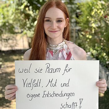 Karina Peisker (Rhönrad Weltmeisterin, Ärztin) feiert die Demokratie, weil sie Raum für Vielfalt, Mut und eigene Entscheidungen schafft! Foto: privat