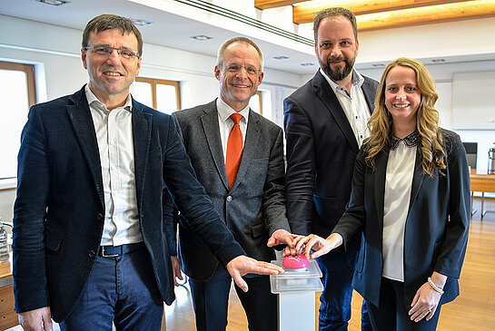 Symbolischer Knopfdruck: Martin Treffer und Berhard Multerer (beide Telekom), OB Tobias Eschenbacher und Julia Paech (Wirtschaftsförderung Stadt Freising, v.l.). Foto: Stadt Freising