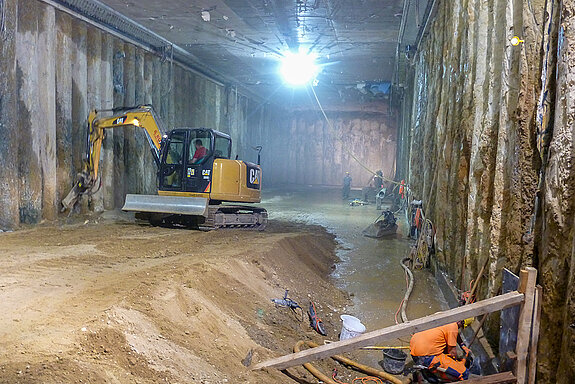 Westtangente Freising / Tunnel in Deckelbauweise: Aushubarbeiten im Dock 1 südlich der Giggenhauser Straße.