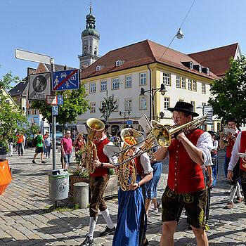 Im Takt der Marschmusik: Die Stadtkapelle Freising sorgt beim Rosentag 2019 für Schwung.