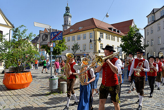 Im Takt der Marschmusik: Die Stadtkapelle Freising sorgt beim Rosentag 2019 für Schwung.