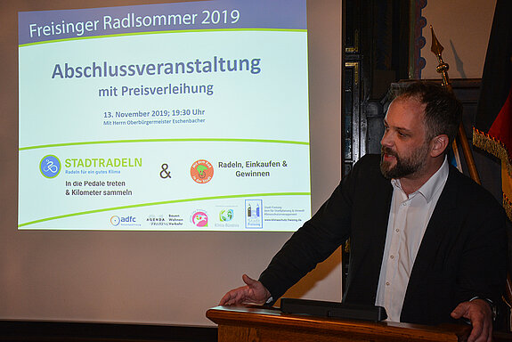 Oberbürgermeister Tobias Eschenbacher begrüßt die Gäste im Großen Rathaussaal und zeigt sich erfreut über die steigende Resonanz. Auch stellt er die besonderen Vorteile des Radfahrens noch einmal heraus. (Foto: Stadt Freising)