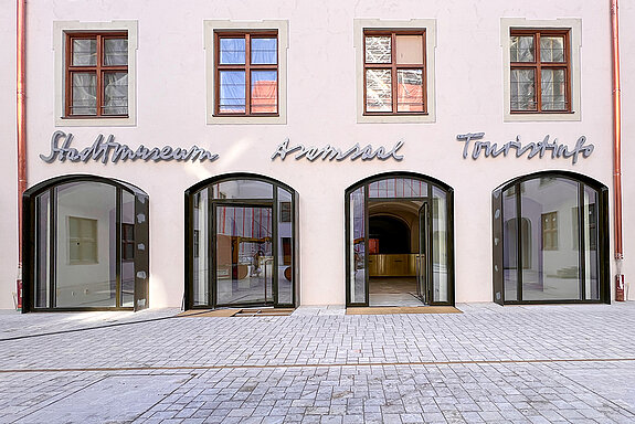 Hereinspaziert: Vom Innenhof geht es ins Gebäude, in den das Stadtmuseum (1. Stock), der Asamsaal (2. Stock) und die Touristinfo mit Garderobe im Ergeschoss untergebracht sind. (Foto: Stadt Freising)
