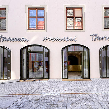 Hereinspaziert: Vom Innenhof geht es ins Gebäude, in den das Stadtmuseum (1. Stock), der Asamsaal (2. Stock) und die Touristinfo mit Garderobe im Ergeschoss untergebracht sind. (Foto: Stadt Freising)