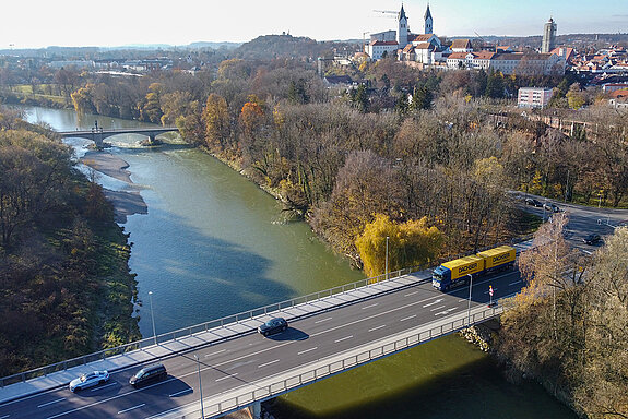 Fast fertiggestellt sind die Arbeiten an der Hochtrasse, von denen insbesondere Radfahrende profitieren. (Drohnenfoto: Stadt Freising)