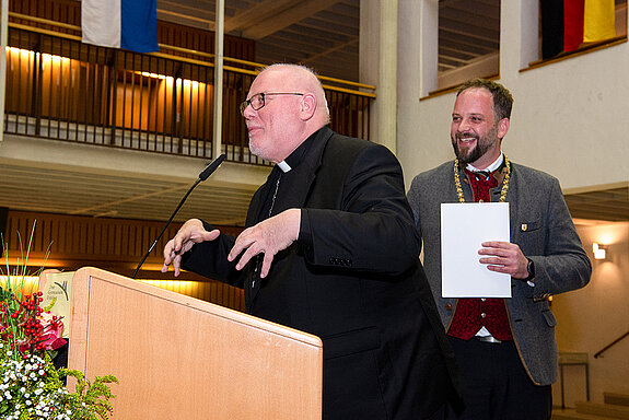 Erfreut und amüsiert: Kardinal Marx bekräftigt lachend die Auszeichnung, die er auch "als Institution" erhalte. (Foto: Stadt Freising)