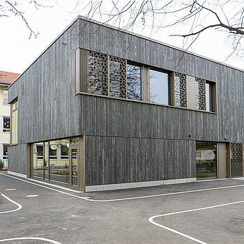 Lichtdurchfluteter Holzbau: Die Erweiterung der Grundschule St. Lantbert ermöglicht den Ganztagesbetrieb für zwei Klassen. (Foto: Stadt Freising)