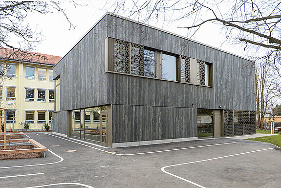 Lichtdurchfluteter Holzbau: Die Erweiterung der Grundschule St. Lantbert ermöglicht den Ganztagesbetrieb für zwei Klassen. (Foto: Stadt Freising)