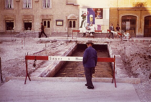 Teil der geöffneten Stadtmoosach im Rahmen der Baustelle in der Oberen Hauptstraße 1963.