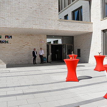 Es ist angerichtet, Teil 2: vor dem Eingang zu dem Schulen. Im Hintergrund Referatsleiter Ingo Bartha und Kulturamtsleiter Markus Bader. (Foto: Stadt Freising) 