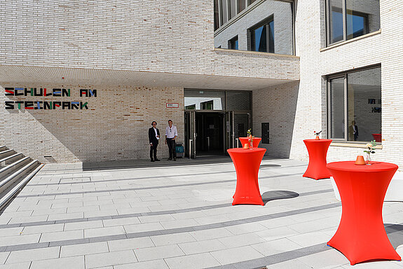 Es ist angerichtet, Teil 2: vor dem Eingang zu dem Schulen. Im Hintergrund Referatsleiter Ingo Bartha und Kulturamtsleiter Markus Bader. (Foto: Stadt Freising) 