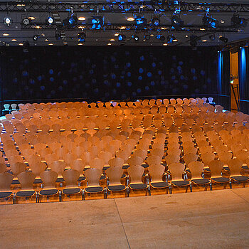 Blick von der Bühne auf den Theatersaal in der Luitpoldhalle. (Foto: Stadt Freising)
