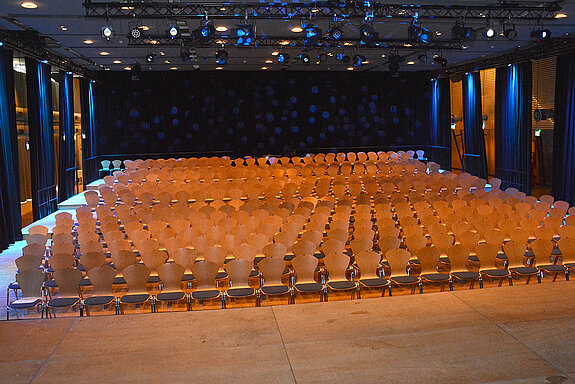 Blick von der Bühne auf den Theatersaal in der Luitpoldhalle. (Foto: Stadt Freising)
