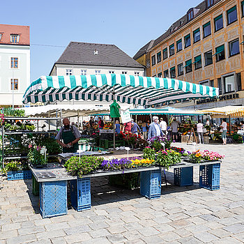 Nach einer coronabedingten Pause findet der Freisinger Wochenmarkt seit Juni 2021 wieder mitten im Freisinger Zentrum statt.
