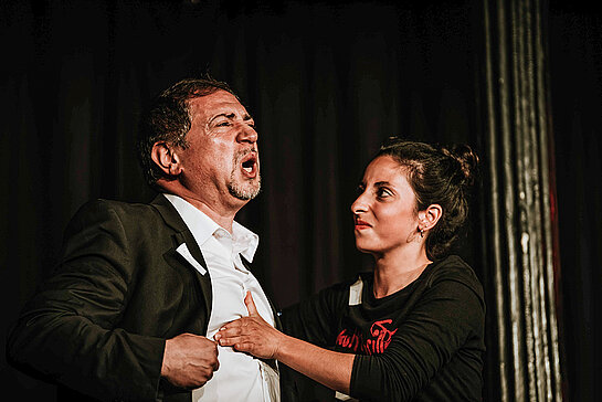 Das Foto zeigt zwei Darsteller des Improvisationstheaters „impro à la turka“. 