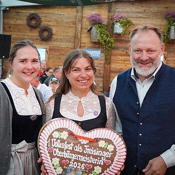 Süßer Gruß zum "Einstand": Vom Ordnungsamt (in Persona von Magdalena Treptow - links) bekam Oberbürgermeisterin Schwind ein Lebkuchen-Herz überreicht. Rechts im Bild Festwirt Holger Nagl, für den es ebenfalls eine Premiere auf dem Volksfest ist.