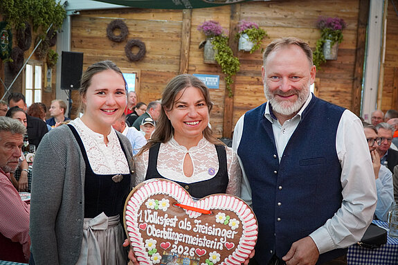 Süßer Gruß zum "Einstand": Vom Ordnungsamt (in Persona von Magdalena Treptow - links) bekam Oberbürgermeisterin Schwind ein Lebkuchen-Herz überreicht. Rechts im Bild Festwirt Holger Nagl, für den es ebenfalls eine Premiere auf dem Volksfest ist.
