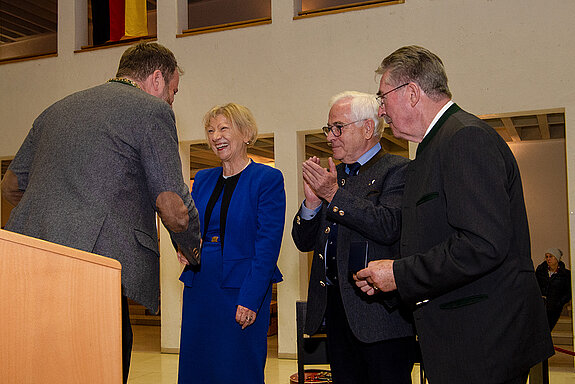 OB Eschenbacher gratuliert Mirjam Jan-Blažič, Dieter Thalhammer und Hubert Hierl aqpplaudieren (v.l.) Foto: Stadt Freising