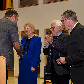 OB Eschenbacher gratuliert Mirjam Jan-Blažič, Dieter Thalhammer und Hubert Hierl aqpplaudieren (v.l.) Foto: Stadt Freising