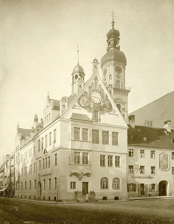 Zum Vergleich: Das nach den Plänen Günther Blumentritts realisierte Freisinger Rathaus im Jahr 1908 (Stadtarchiv Freising, Fotosammlung).