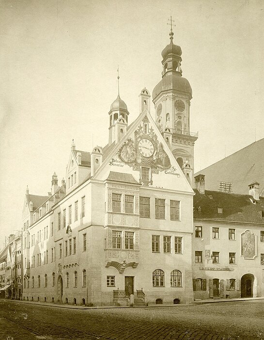 Zum Vergleich: Das nach den Plänen Günther Blumentritts realisierte Freisinger Rathaus im Jahr 1908 (Stadtarchiv Freising, Fotosammlung).