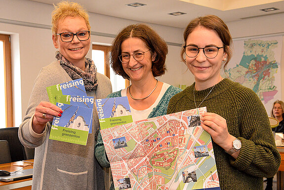 Vorstellung des barrierefreien Stadtplans "Freising grenzenlos": Manuela Wegler (Agenda21-Projektgruppe „Menschen mit Behinderung“), Alexandra Deml (Lebenshilfe Freising) und Johanna Sticksel (Leiterin Treffpunkt Ehrenamt, von links). Foto: Stadt Freising