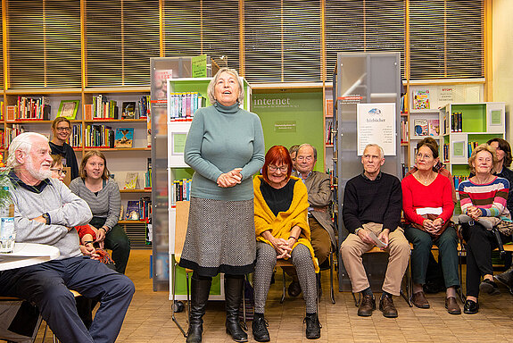Persönliche Erinnerungen: Gisela Landesberger erzählte, als Kind habe sie vom damaligen Bibliotheksleiter Angst gehabt. (Foto: Stadt Freising)