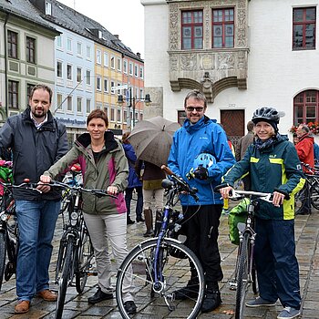 Dem Regenwetter trotzten zahlreiche Radfahrer*innen, darunter auch die beiden „STADTRADELN-Stars“ und Mitglieder des Stadtrats Susanne Günther und Ulrich Vogl.