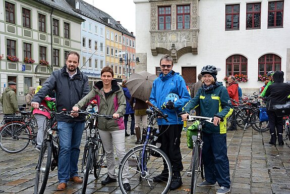 Dem Regenwetter trotzten zahlreiche Radfahrer*innen, darunter auch die beiden „STADTRADELN-Stars“ und Mitglieder des Stadtrats Susanne Günther und Ulrich Vogl.