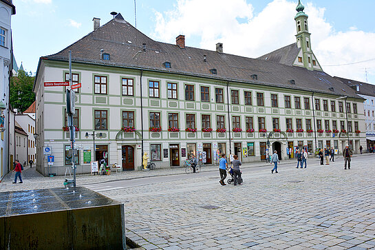 Etwas verschwenkt werden muss die Hauptstraße, damit vor dem Asamgebäude ein Entladeplatz geschaffen werden kann. (Foto: Stadt Freising)