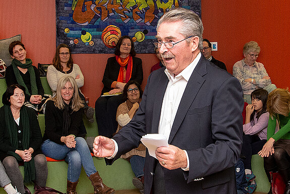 Kulturreferent Hubert Hierl sprach sich für die Förderung der Bücherei auch mit den Worten aus: "Lesen ist das A und O und der Schlüssel zur Bildungskompetenz." (Foto: Stadt Freising)