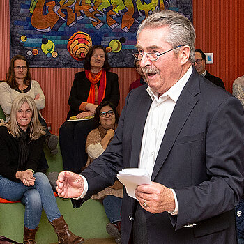 Kulturreferent Hubert Hierl sprach sich für die Förderung der Bücherei auch mit den Worten aus: "Lesen ist das A und O und der Schlüssel zur Bildungskompetenz." (Foto: Stadt Freising)