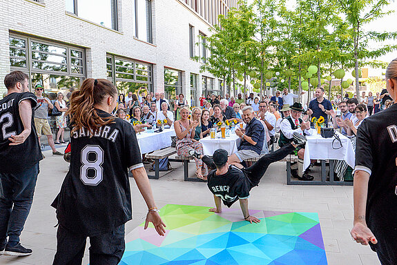 Eine beeindruckende Breakdance-Performance eröffnete den Kulturempfang. (Foto: Stadt Freising) 