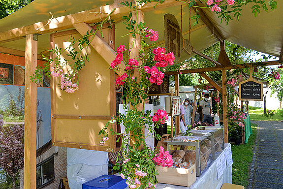 Rosige Deko beim Stand des Freisinger Backhauses beim Rosentag 2021 im Amtsgerichtsgarten. (Foto: Stadt Freising)