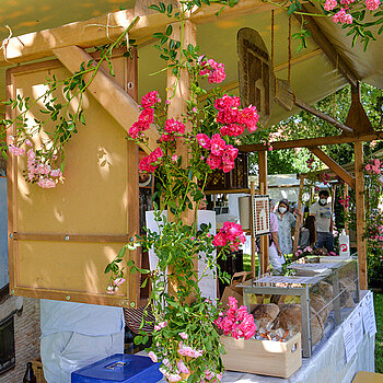 Rosige Deko beim Stand des Freisinger Backhauses beim Rosentag 2021 im Amtsgerichtsgarten. (Foto: Stadt Freising)