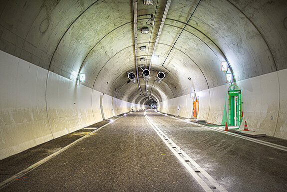 Blick in den 705 Meter langen Tunnel - im Bild mit den großen Lüftungsturbinen und dem nördlichen Notausstieg. (Foto: Stadt Freising)