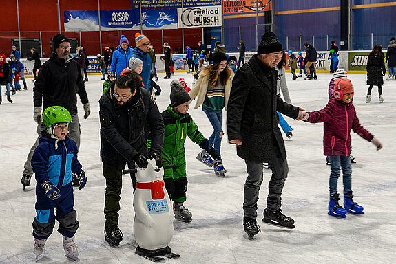 Viel Vergnügen, auch für die Jüngsten Eissportfans, bietet die Eishalle Freising. (Foto: ski)