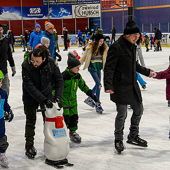 Viel Vergnügen, auch für die Jüngsten Eissportfans, bietet die Eishalle Freising. (Foto: Stadt Freising)